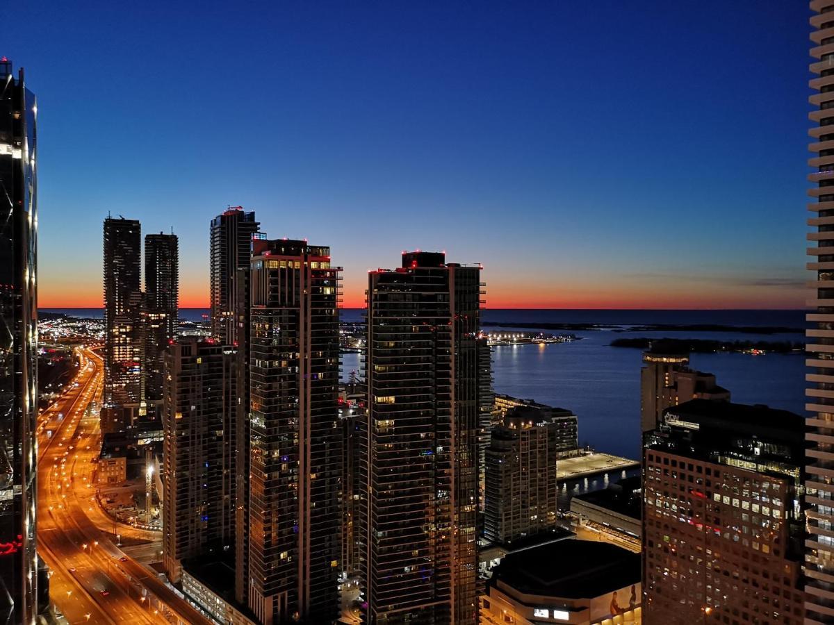 Luxury Downtown Toronto 2 Bedroom Suite With City And Lake Views And Free Parking Exterior foto